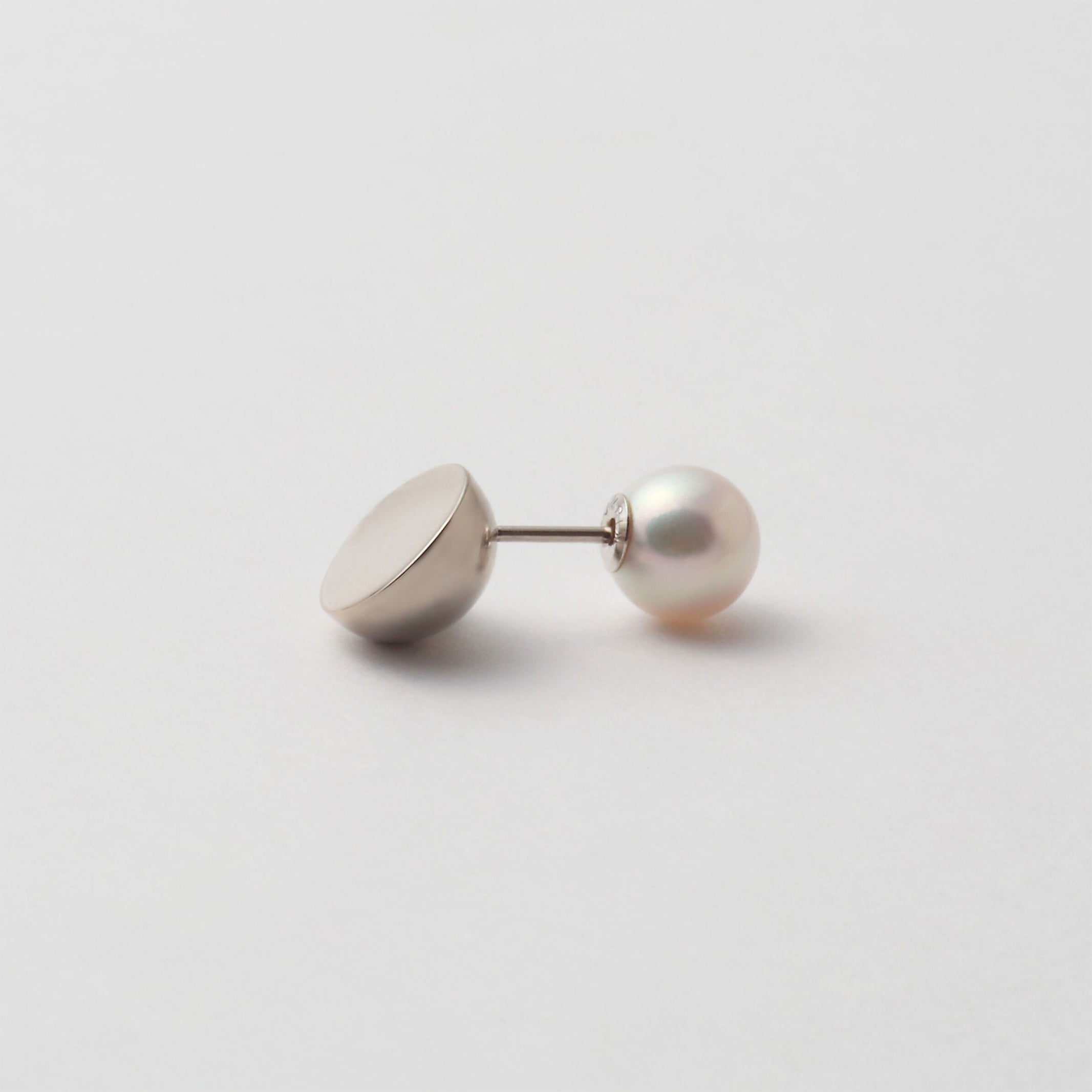 K18WG pierced earring (Diagonal /Akoya pearl clasp) – mayuokamatsu