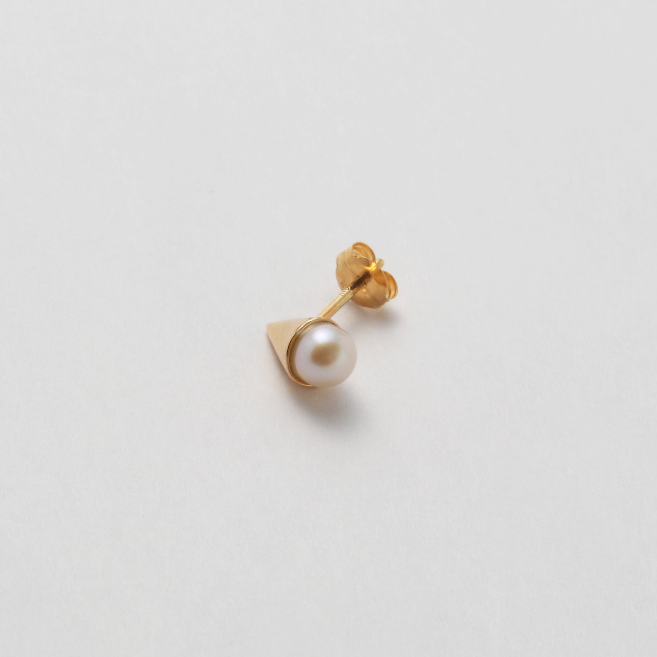 Freshwater pearl pierced earring (4mm / horizontal) – mayuokamatsu