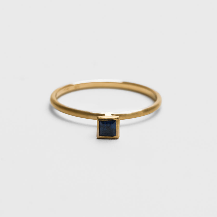Square Sapphire ring (3mm)