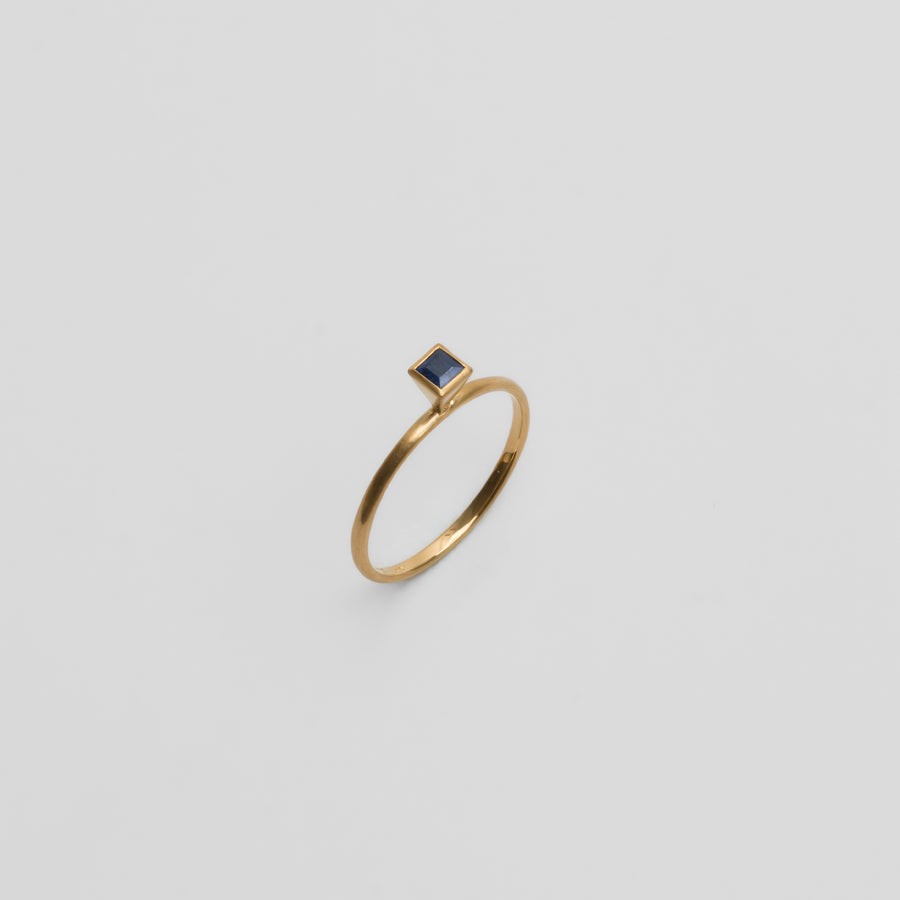 Square Sapphire ring (3mm)