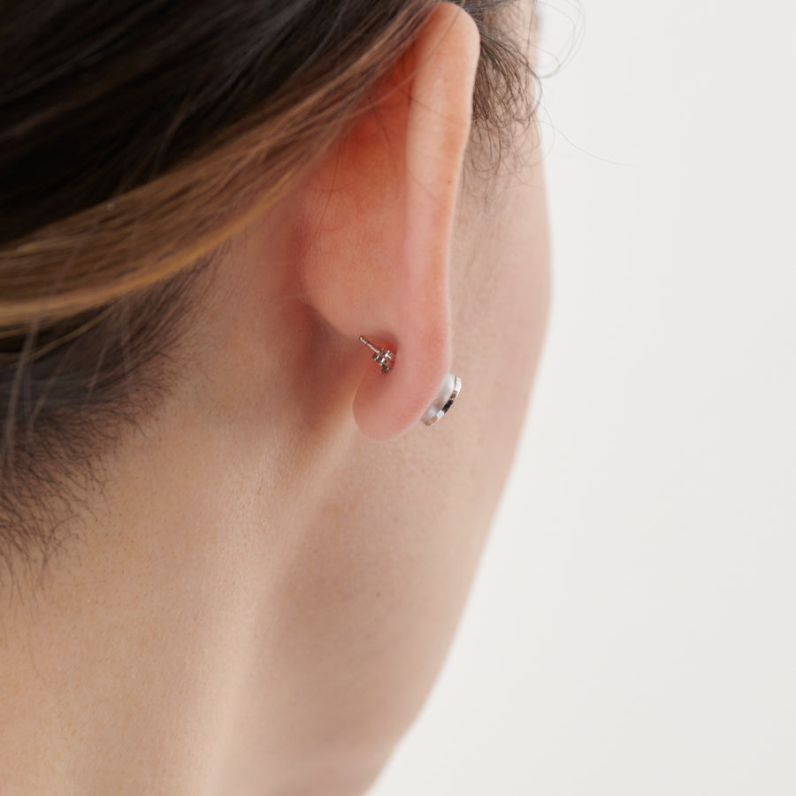 Half pearl × K18WG pierced earring (Horizontal / K18WG basic clasp)