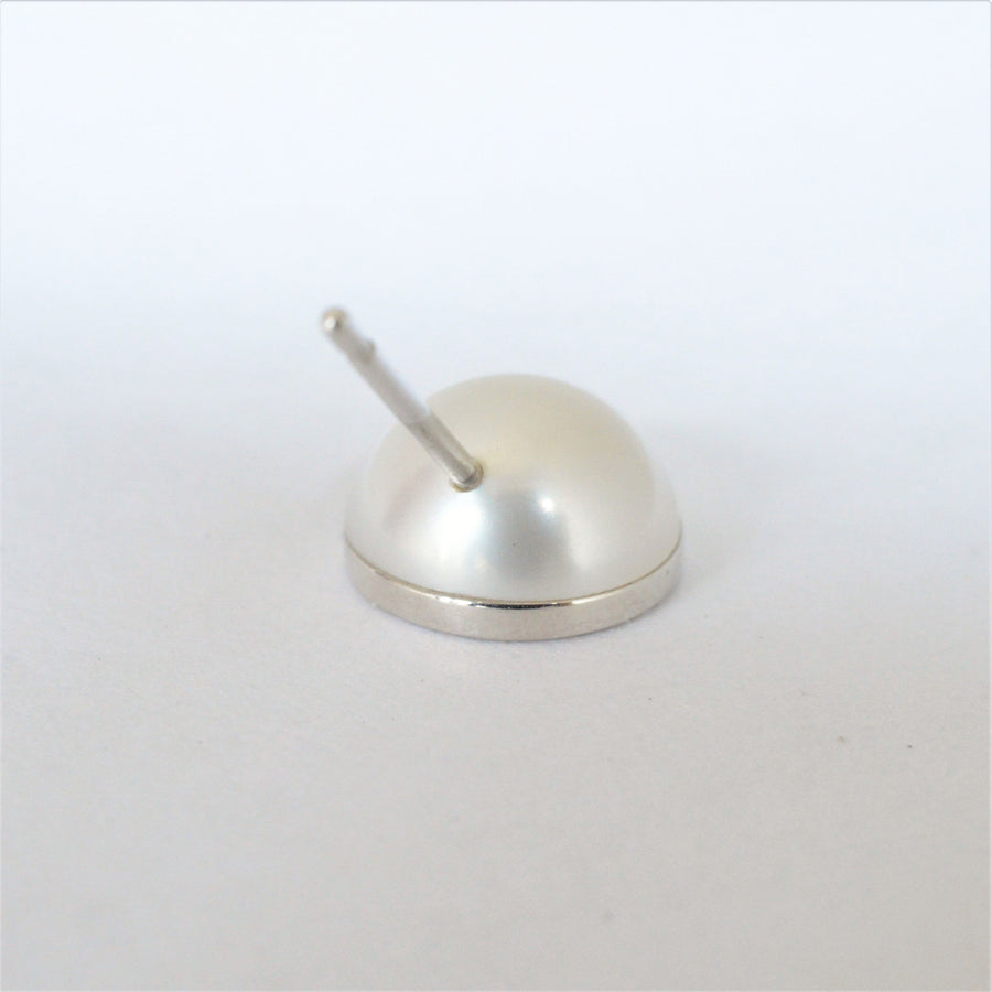 Half pearl × K18WG pierced earring (Diagonal /Akoya pearl clasp)