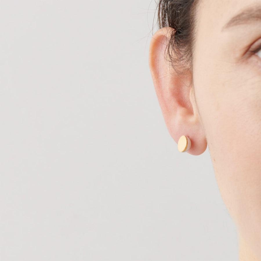 Half pearl × K18 pierced earring (Diagonal /Akoya pearl clasp)