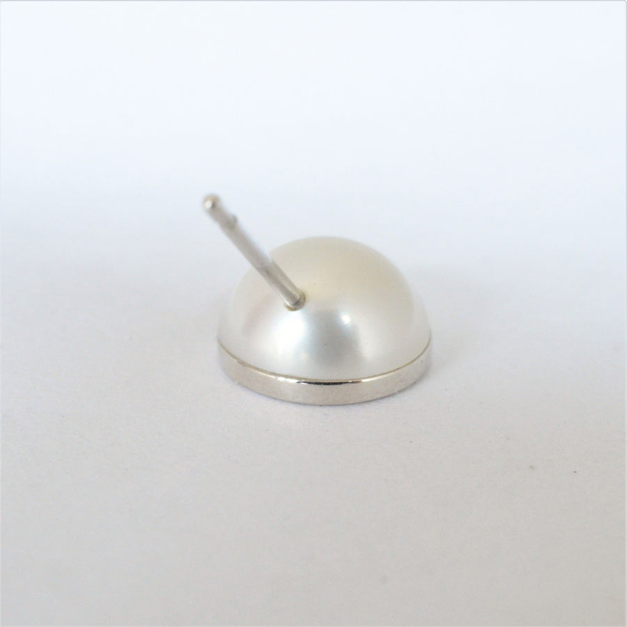Half pearl × K18WG pierced earring (Diagonal / K18WG sphere clasp)