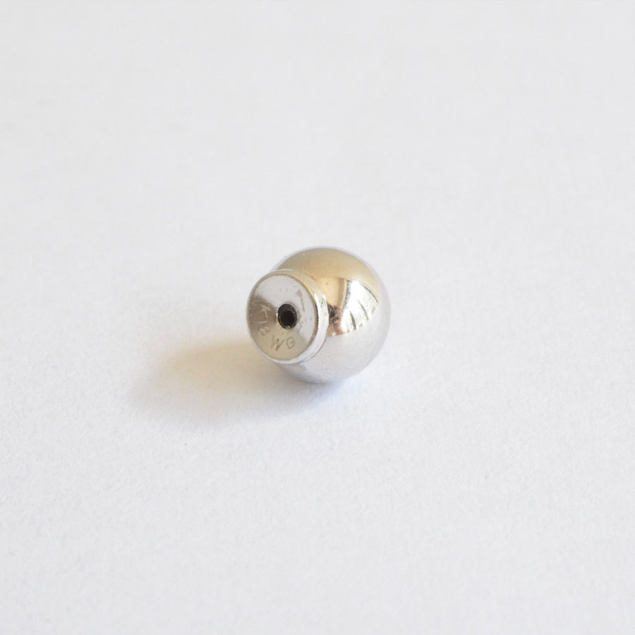 Half pearl × K18WG pierced earring (Diagonal / K18WG sphere clasp)