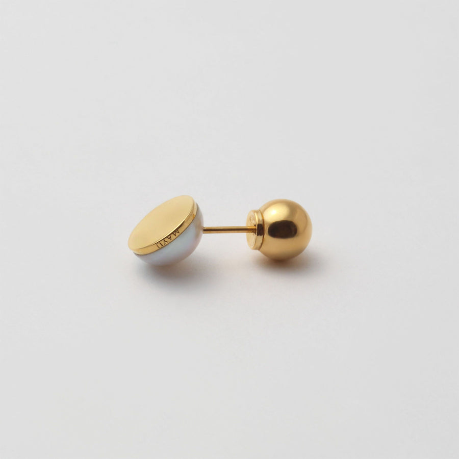 Half pearl × K18 pierced earring (Diagonal / K18 sphere clasp)