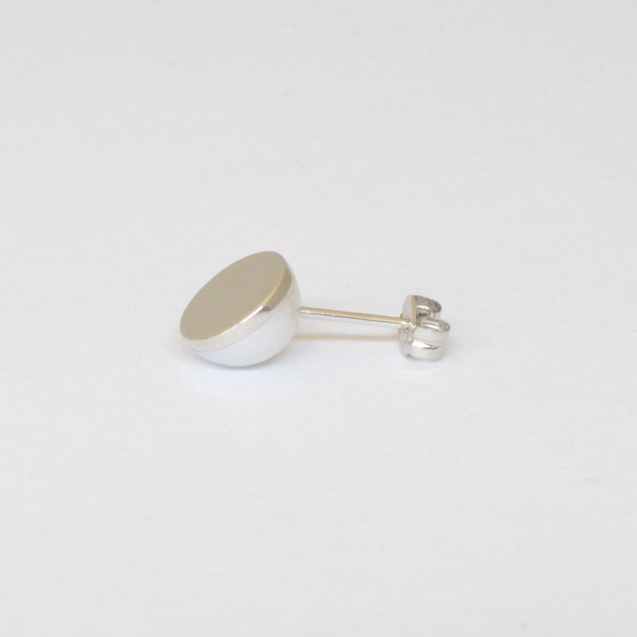 Half pearl × K18WG pierced earring (Diagonal / K18WG basic clasp)