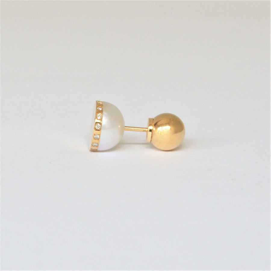 Half pearl × Diamond pierced earring (Horizontal / K18 sphere clasp)