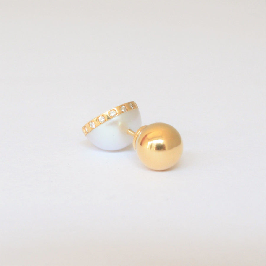 Half pearl × Diamond pierced earring (Diagonal / K18 sphere clasp)
