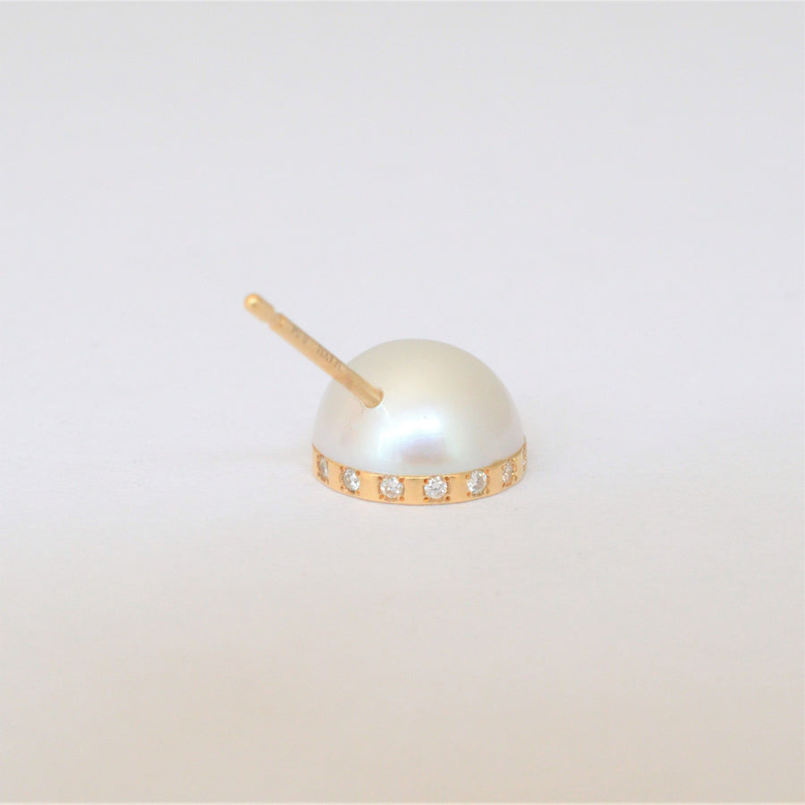 Half pearl × Diamond pierced earring (Diagonal / K18 sphere clasp)