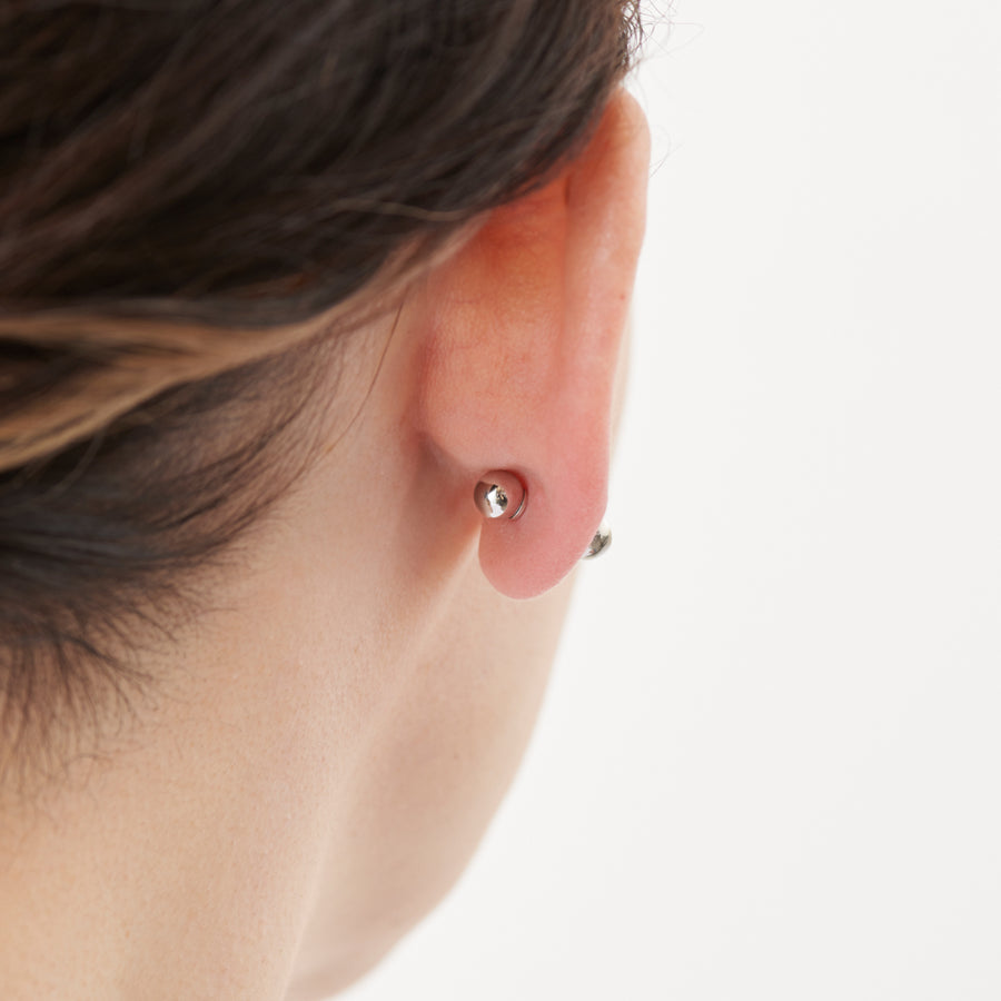 K18WG pierced earring (Diagonal / K18WG sphere clasp)
