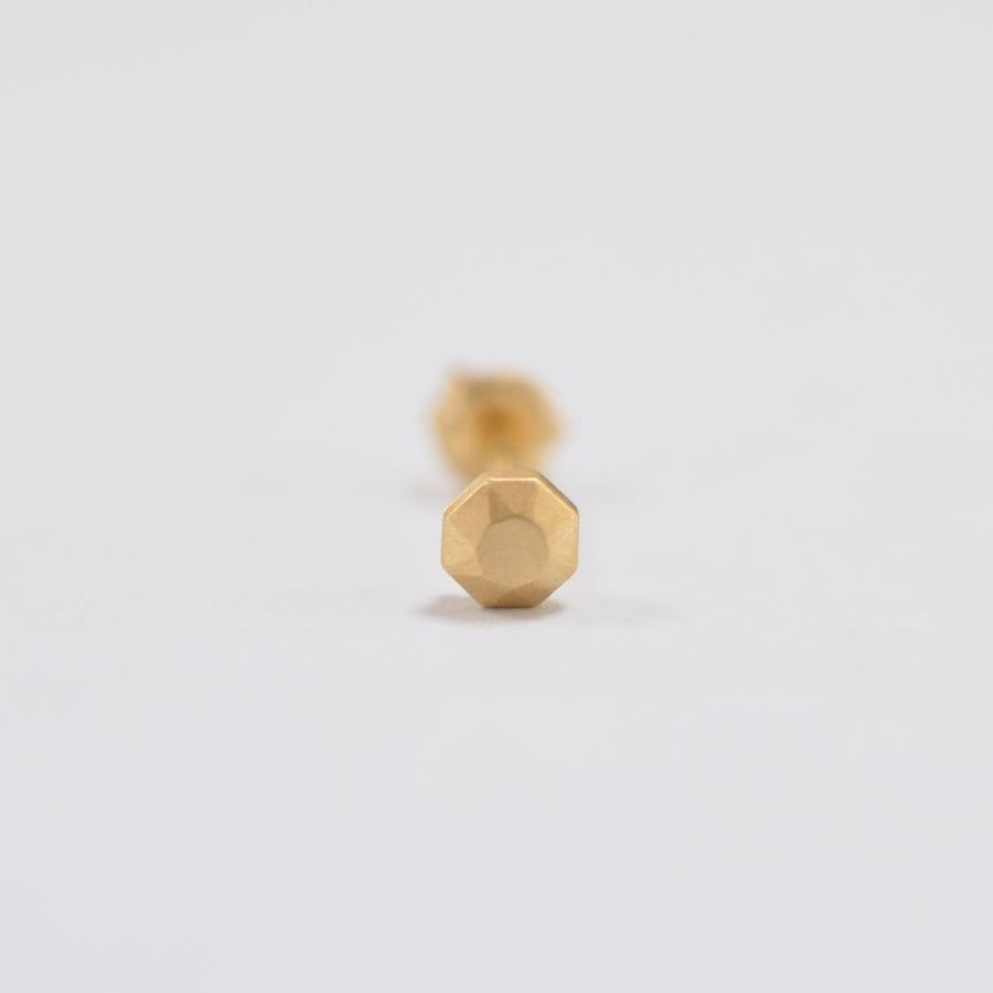 K18 round cut single pierce