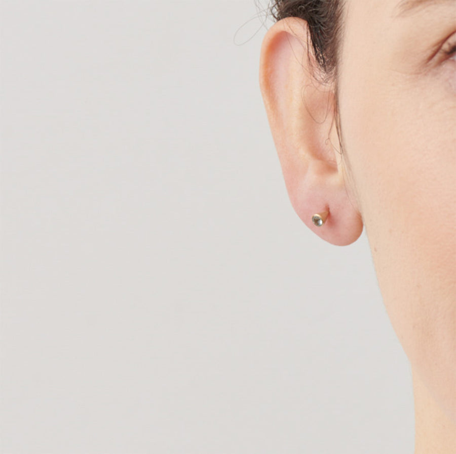 Round Aquamarine pierced earring (3mm / vertical)