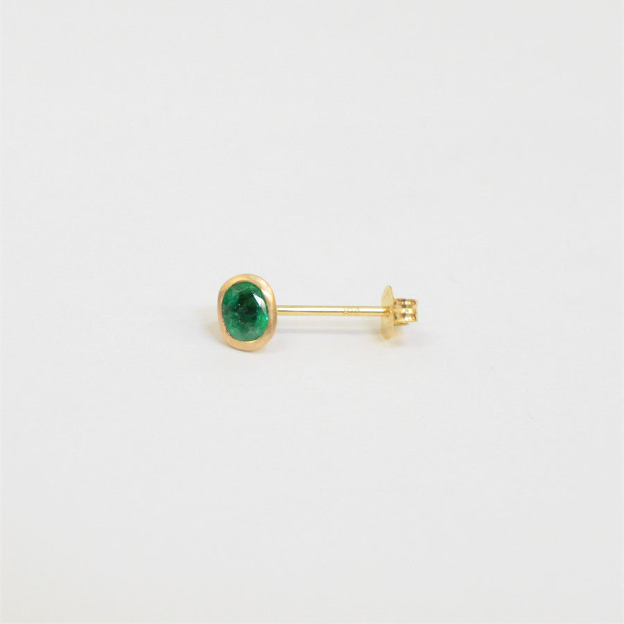 Oval Emerald pierced earring (３×4mm / horizontal)